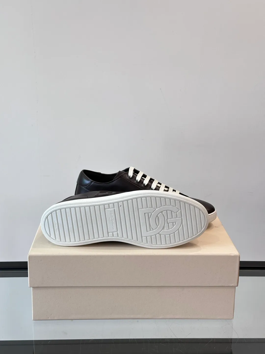 Men's shoes 💰p400 "DG" Dolce & Gabbana fashion casual shoes, high-end boutique men's casual sports shoes! Imported first layer cowhide. The contrasting color design attracts the eye, and the brand logo decoration on the tongue is exquisite and luxurious, super A level! Compared with the genuine product at the counter, the version is no worse at all! size: 38-44 (45 customized)